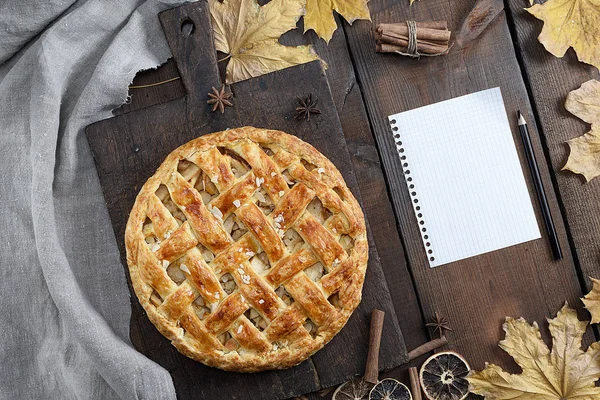 Tarte Aux Pommes Ronde Cuite Four Sur Une Planche Bois — Photo