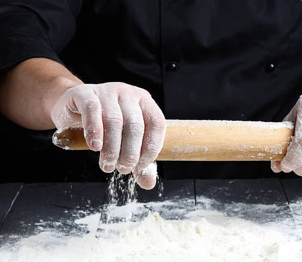 Cook Egy Sodrófa Tart Kezében Fehér Búzaliszt Van Szétszóródott Asztalon — Stock Fotó