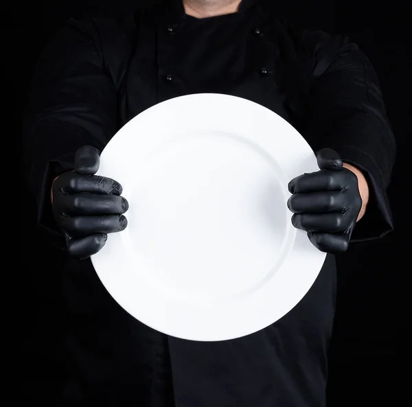 Chef Uniforme Preto Luvas Látex Preto Segurando Uma Placa Redonda — Fotografia de Stock