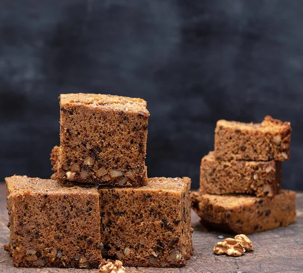 kare dilimler bir ahşap gemide sünger kek pasta whith fındık