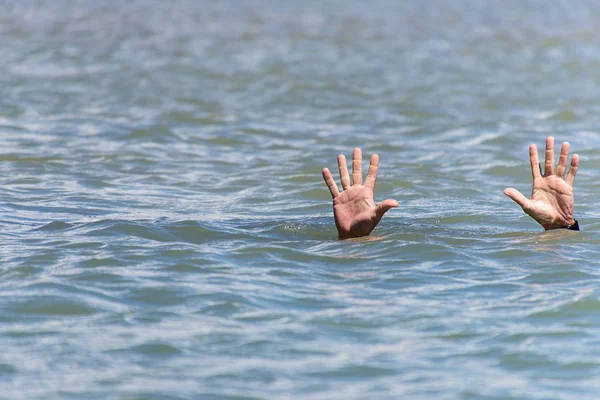 Par Manos Masculinas Sobresale Del Agua Del Mar Día Verano — Foto de Stock