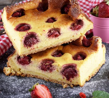 Süzme peynir ve siyah grafit tabakta çilek parçaları.