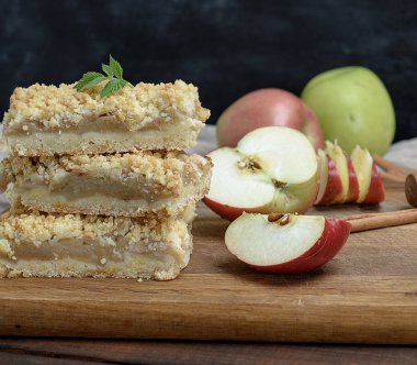 bir kahverengi ahşap tahta üzerinde elmalı pasta grafiğin dilimlerini pişmiş, yakın çekim