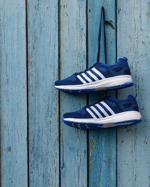 Paar Mannelijke Blauw Textiel Sneakers Een Blauwe Houten Muur — Stockfoto