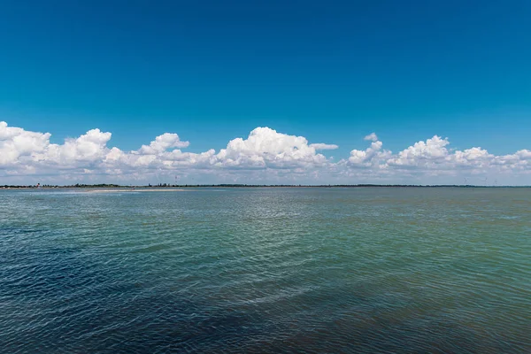 Karadeniz 'den Lazurne, Ukrayna köyüne, uzaklardaki yel değirmenleri ve beyaz tüylü bulutlara bakın.
