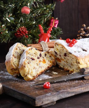 geleneksel Avrupa Stollen keki ile fındık ve ahşap bir gemide şekerlenmiş meyve yakın çekim