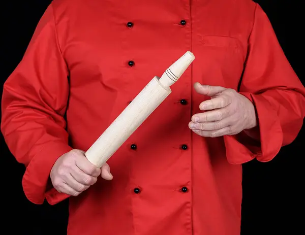 Cozinhe Uniforme Vermelho Segurando Rolo Madeira Fundo Preto — Fotografia de Stock