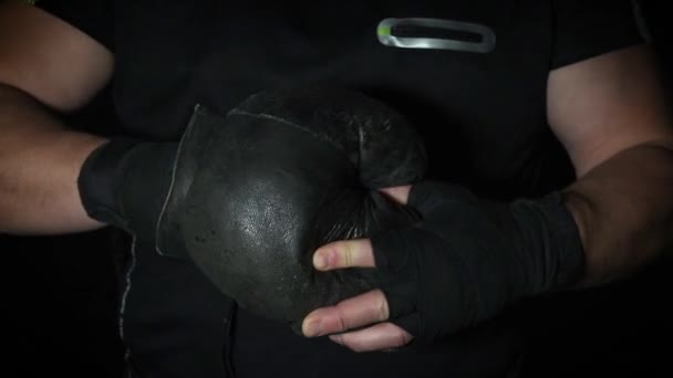 Sportowiec Czarnym Mundurze Stawia Jego Ręce Bardzo Stare Skórzane Rękawice — Wideo stockowe