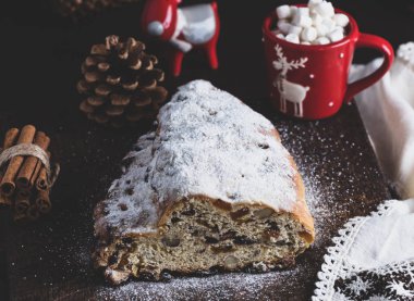  Geleneksel Avrupa pastası fındıklı ve şekerli meyveli, krema şekerli.