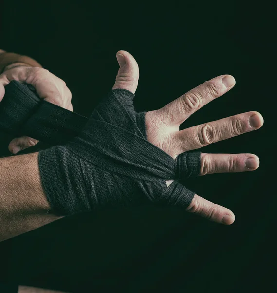 Mężczyzna Otacza Jego Ręce Czarny Tkanina Bandaż Uprawiania Sportów Bliska — Zdjęcie stockowe