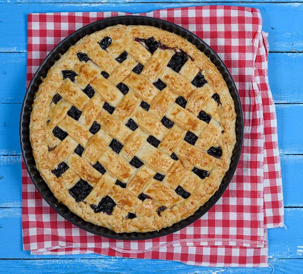 Baked Black Currant Cake Iron Plate Top View Wooden Blue — Stock Photo, Image