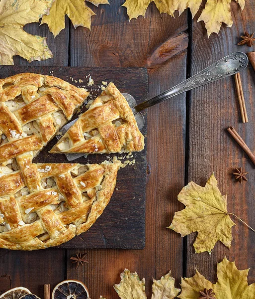 Tarte Aux Pommes Ronde Sur Une Planche Bois Marron Pâte — Photo