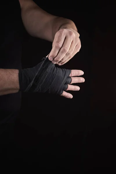 Homem Envolve Suas Mãos Bandagem Têxtil Preta Para Esportes Fundo — Fotografia de Stock