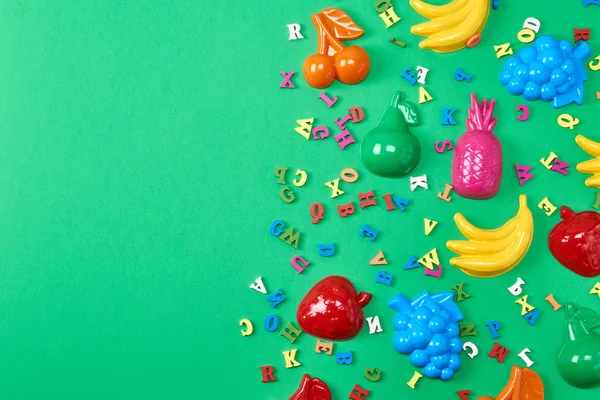 Groene Achtergrond Met Childrens Plastic Speelgoed Houten Veelkleurige Letters Kopie — Stockfoto