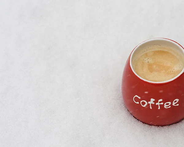 Caneca Cerâmica Vermelha Com Café Preto Neve Branca Perto — Fotografia de Stock