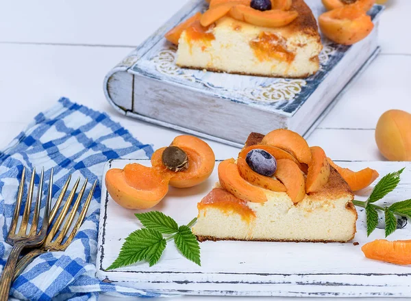 Piece Cheesecake Apricots White Wooden Board Close — Stock Photo, Image