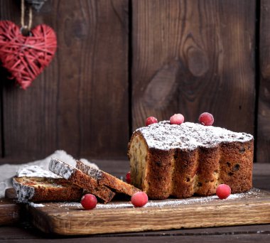 Geleneksel Noel pastası. Kahverengi bir tahtanın üzerinde parçalanmış.