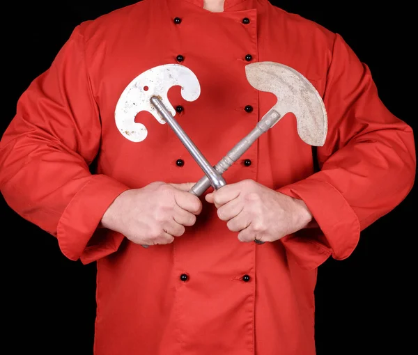 Chef Uniforme Tessile Rossa Con Vecchi Coltelli Metallo Carne Verdura — Foto Stock