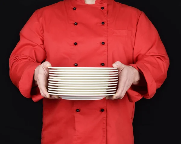 Cozinhe Uniforme Vermelho Segura Suas Mãos Uma Pilha Placas Brancas — Fotografia de Stock