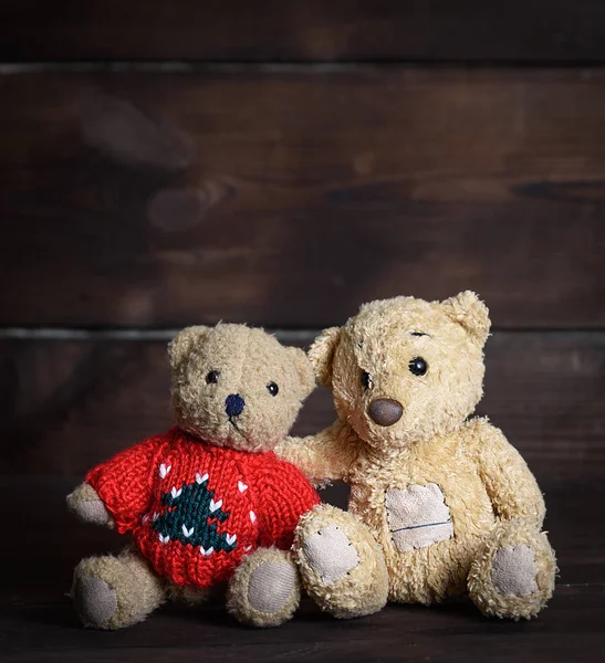 Dois Pequenos Ursos Pelúcia Macios Marrons Estão Sentados Uma Superfície — Fotografia de Stock