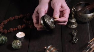 Meditasyon ve alternatif tıp için Tibet dini nesneleri 