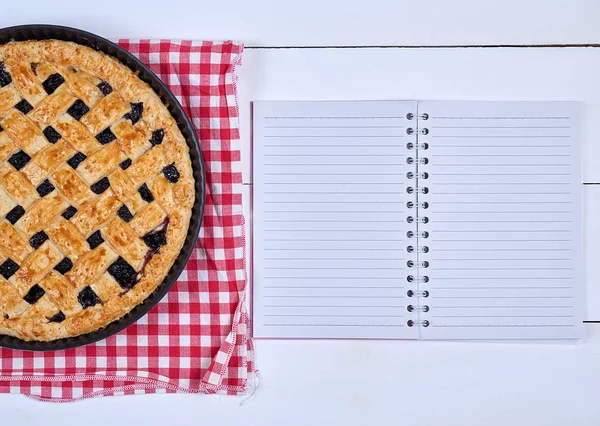 Tarte Cassis Ronde Carnet Ouvert Avec Des Feuilles Blanches Vides — Photo