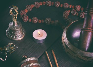 Tibet dini nesneleri için kahverengi ahşap arka plan, üstten görünüm üzerinde meditasyon ve alternatif tıp
