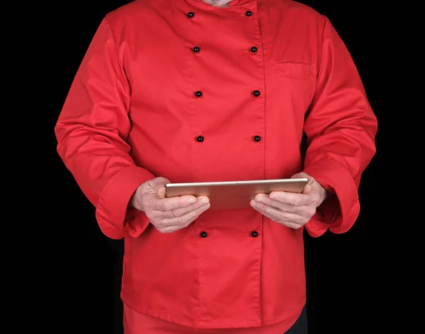 Chef Uniforme Vermelho Segurando Tablet Eletrônico Suas Mãos Fundo Preto — Fotografia de Stock