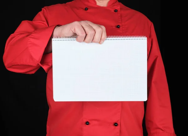 Chef Uniforme Vermelho Segurando Bloco Notas Aberto Com Folhas Brancas — Fotografia de Stock