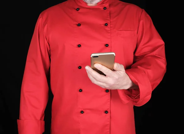 Chef Uniforme Vermelho Segura Sua Mão Smartphone Cor Amarela Fundo — Fotografia de Stock