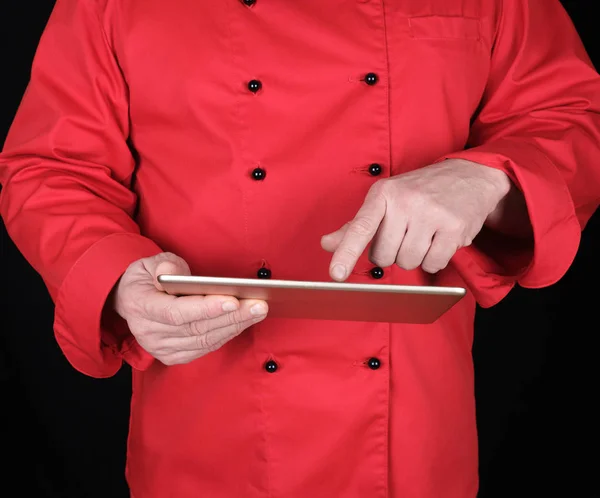 Chef Uniforme Vermelho Segurando Tablet Eletrônico Suas Mãos Tocando Tela — Fotografia de Stock