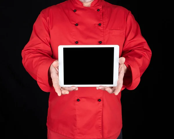 Chef Uniforme Vermelho Segurando Tablet Eletrônico Branco Com Uma Tela — Fotografia de Stock