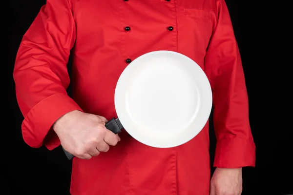 Cozinhe Uniforme Vermelho Segurando Uma Frigideira Branca Redonda Vazia Fundo — Fotografia de Stock