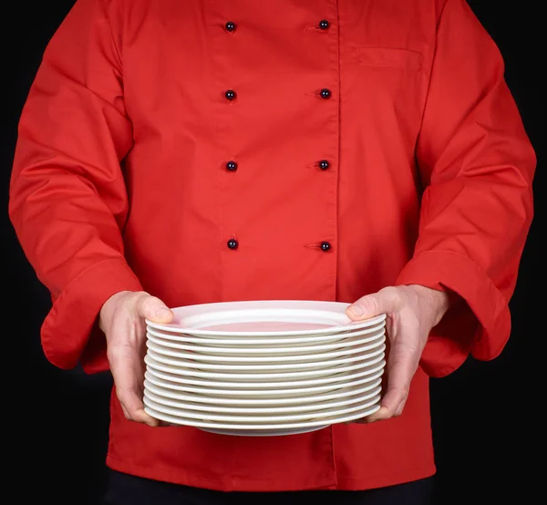 Cozinhe Uniforme Vermelho Segura Suas Mãos Uma Pilha Placas Brancas — Fotografia de Stock