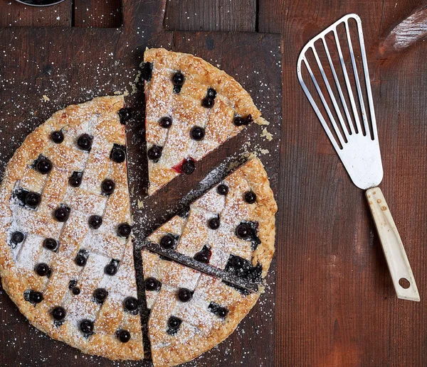 Gâteau Cassis Rond Cuit Four Sur Fond Bois Vue Dessus — Photo