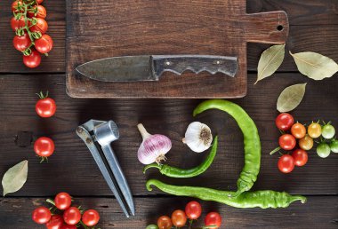 Olgun kırmızı kiraz domates üzerinde kahverengi ahşap bir masa üstten görünüm