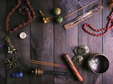 Tibet şarkı kase ve diğer dini ritüel enstrümanlar için kahverengi ahşap arka plan, üstten görünüm üzerinde meditasyon alanı kopyalayın