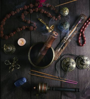 şarkı kase, tespih, dua davul, taş toplar ve Tibet diğer dini nesneler için kahverengi ahşap arka plan, üstten görünüm üzerinde meditasyon ve alternatif tıp