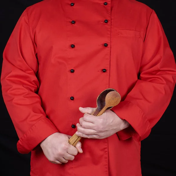Chef Uniforme Vermelho Segurando Velhas Colheres Madeira Fundo Preto — Fotografia de Stock