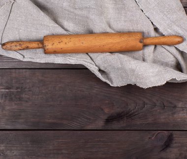 ahşap oklava ve kahverengi ahşap bir masa kopya alanı havluda gri Tekstil