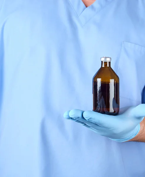 Médico Uniforme Azul Guantes Látex Que Sostiene Frasco Vidrio Marrón —  Fotos de Stock