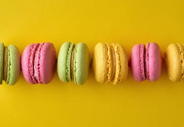 Gebakken Ronde Amandelmeel Taarten Macarons Een Gele Achtergrond — Stockfoto