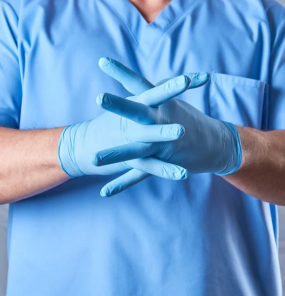 의사는 파란색 유니폼에 장갑에 가까이 — 스톡 사진