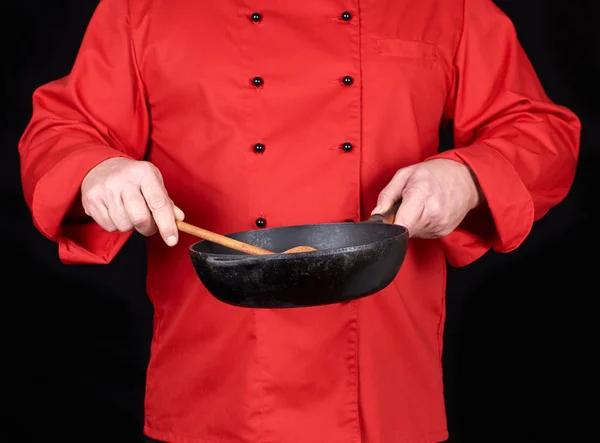 Cozinhe Uniforme Vermelho Segurando Uma Frigideira Preta Vazia Colher Madeira — Fotografia de Stock