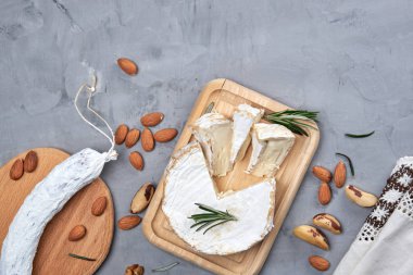 brie peyniri ve sosis üstten görünüm, bir ahşap masa, gri arka plan üzerinde parça yuvarlak alanı Kopyala