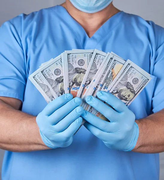 Médico Uniforme Azul Luvas Estéreis Látex Detém Monte Dinheiro Papel — Fotografia de Stock