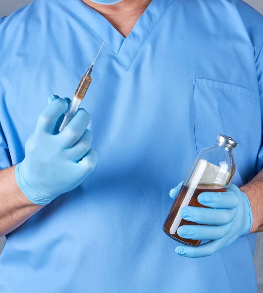 Médico Uniforme Azul Guantes Estériles Látex Que Sostiene Una Jeringa —  Fotos de Stock