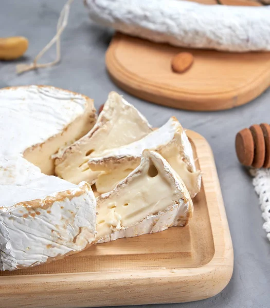 Queso Brie Redondo Una Tabla Cortar Madera Cerca —  Fotos de Stock