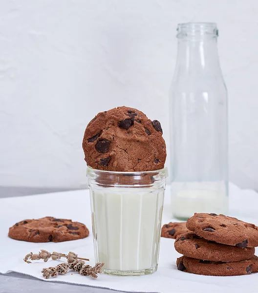 Full Glass Milk Chocolate Chip Cookies Empty Milk Bottle — Stock Photo, Image