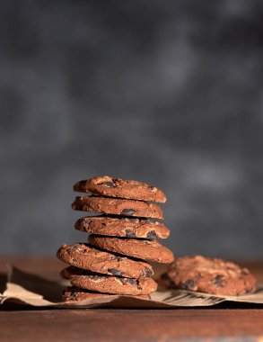 yuvarlak yığını çikolatalı kurabiye kahverengi kağıt üzerinde yakın çekim